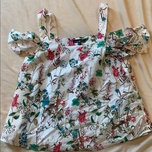 Like New adorable off the shoulder floral shirt